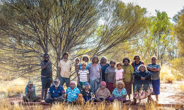 A mix of generations took part in The Aralya Project to recount their tjukurpa stories and create works
of art. (Photograph Meg Hansen)